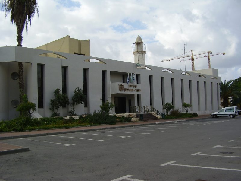 יהוד מונוסון על רקע המסגד ביהוד