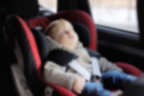תינוק - ילד במכונית - פעוט