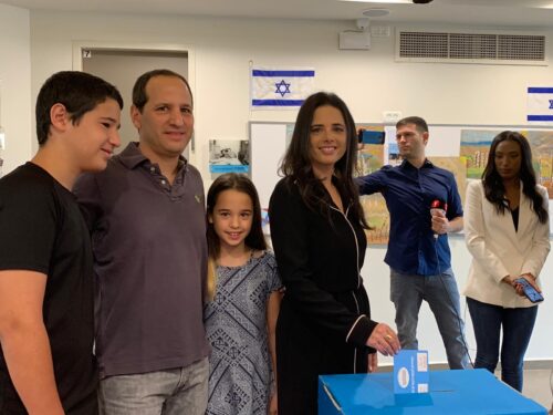 39a8f68b43a9bda0fea8ef3b9d1b1a51-500x375 איילת שקד: המצב קשה מתקפת הגוועלד של נתניהו מנסה לפגוע בנו