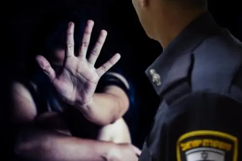 ضابط شرطة - عنف - اعتداء