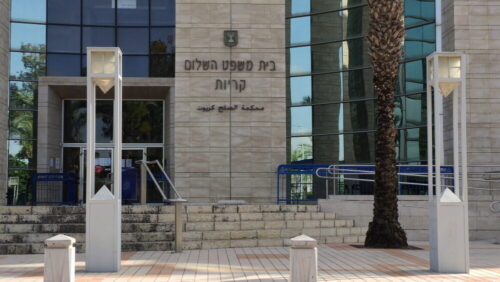 נעצרו שני אחים בחשד שאיימו ותקפו תובעת משטרתית בבית משפט השלום בקריות