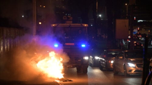 سيارة شرطة - ليل - حريق - مظاهرة