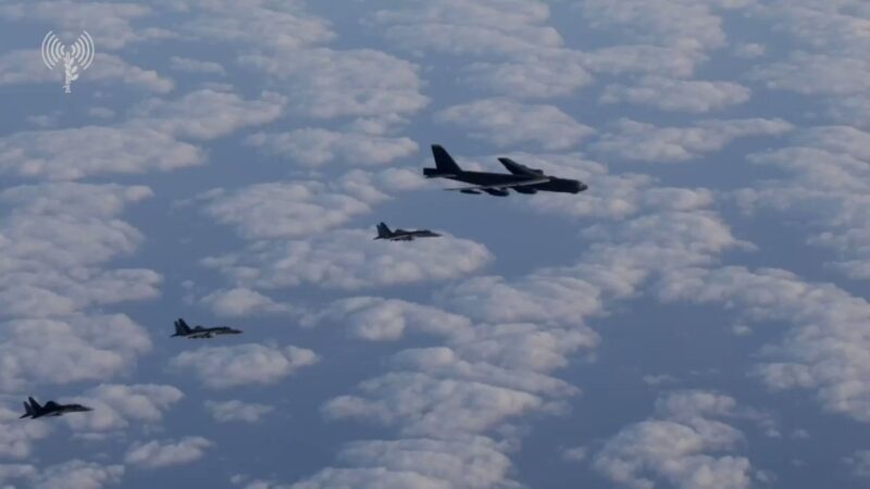 מטוסי קרב של צה״ל מסוג F-15 ליוו היום שני מפציצים אמריקאים מ...