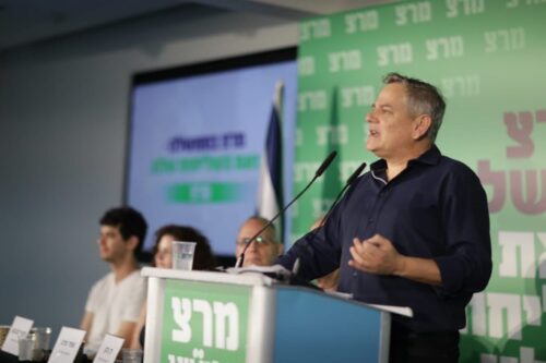 שר הבריאות עזב את קבינט הקורונה כדי לפגוש את אבו מאזן, בליכוד תוקפים