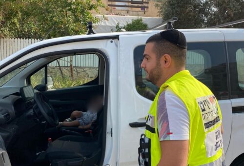 פעוטה ננעלה ברכב