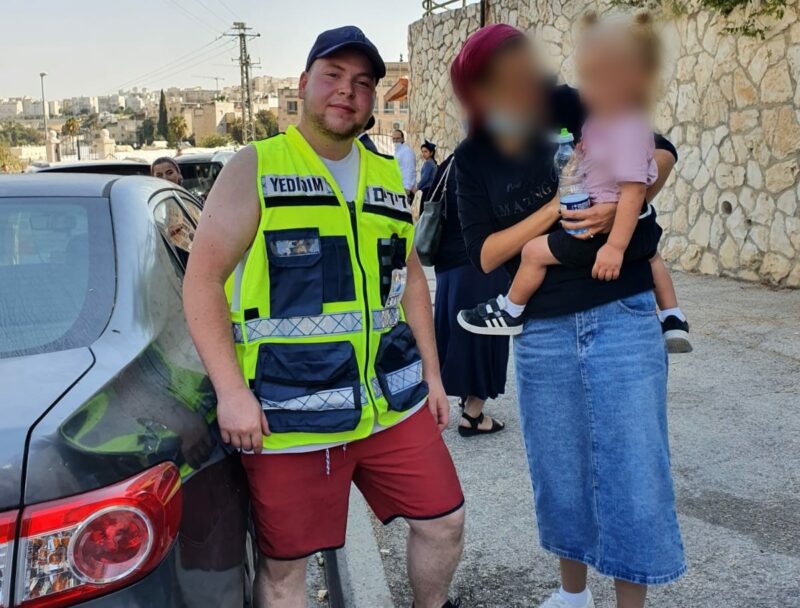 בן שנתיים ננעל ברכב בירושלים