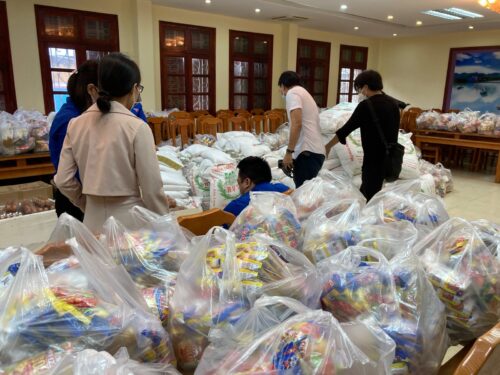 500 חבילות מזון כסיוע הומניטרי חולקו בהאנוי הבירה