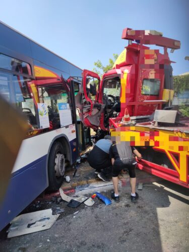 תאונה בין משאית לאוטובוס בחולון