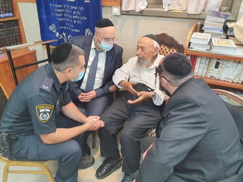 קציני משטרה ביקרו בסוכת הרב שלמה לאבין