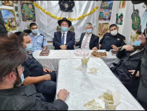 קציני משטרה ביקרו בסוכת הרב שלמה לאבין