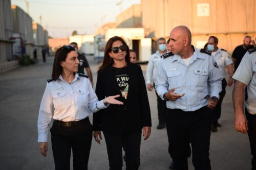 נציבת שב"ס קיימה סיור עם חה"כ מירב בן ארי