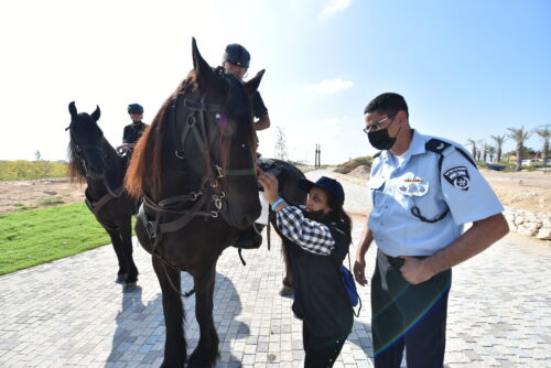 ניידת המשאלות של המשטרה בג'סר א זרקא