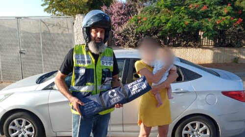 נתניה: פעוט כבן חצי שנה ננעל בשגגה ברכב וחולץ בשלום