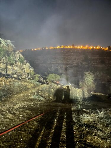 השריפה במבשרת ציון: צוותי כיבוי ורפואה רבים נפרסו במקום, מספר בתים פונו