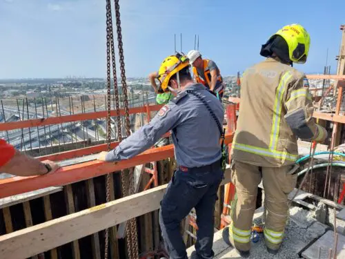 חילוץ פועל שנפל באתר בנייה ברעננה