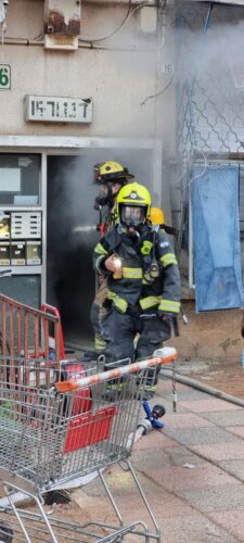 בני ברק: שריפה שמקורה בסוללת אופניים חשמליים פרצה בבניין מגורים בעיר