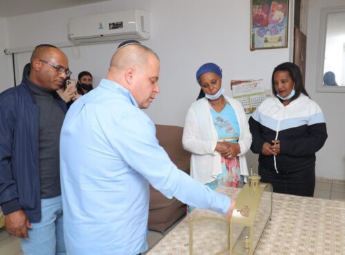 מדליקים נר לאברה: ראש העיר אשקלון הגיע לבית משפחת מנגיסטו להדלקת נר ראשון