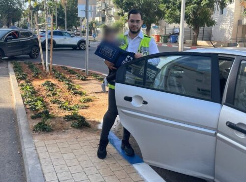 רעננה: בדרכה לגן ננעלה פעוטה בת שנתיים ברכב וחולצה בשלום