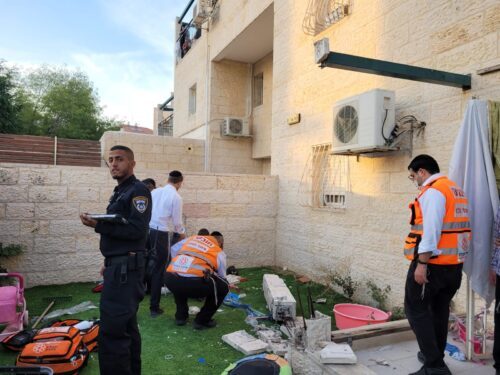 בית שמש: ילד בן 12 נפצע קשה מקריסת עמוד בחצר בית