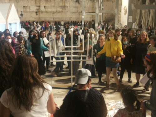 נשות הכותל הדליקו הערב נרות חנוכה בעזרת הנשים בכותל המערבי
