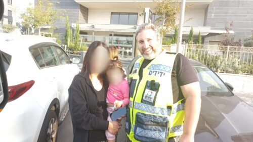 קריית מוצקין: פעוטה ננעלה ברכב וחולצה בשלום על ידי כונני ‘ידידים’