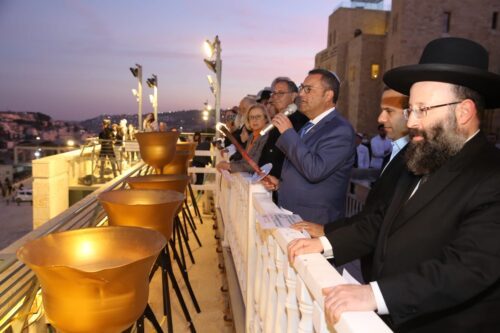 נר שלישי של חנוכה ברחבת הכותל המערבי הוקדש לניצולי שואה בישראל ובעולם