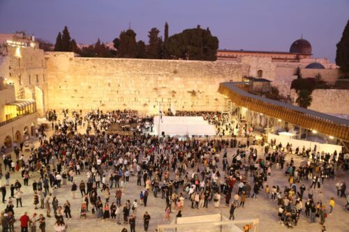 נר שלישי של חנוכה ברחבת הכותל המערבי הוקדש לניצולי שואה בישראל ובעולם