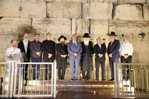נר שלישי של חנוכה ברחבת הכותל המערבי הוקדש לניצולי שואה בישראל ובעולם
