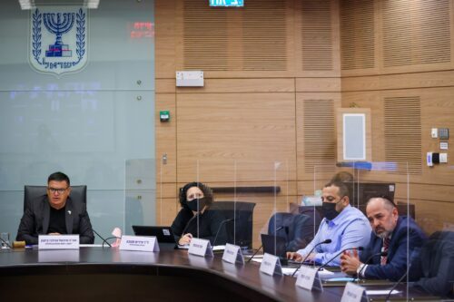 האם כ-100 עובדים זמניים הם צוואר הבקבוק ליוקר המחיה בישראל?