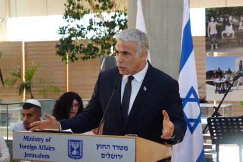 לרגל חודש המודעות לשוויון זכויות לאנשים עם מוגבלויות: שר החוץ לפיד חנך את תערוכת “הפוך”