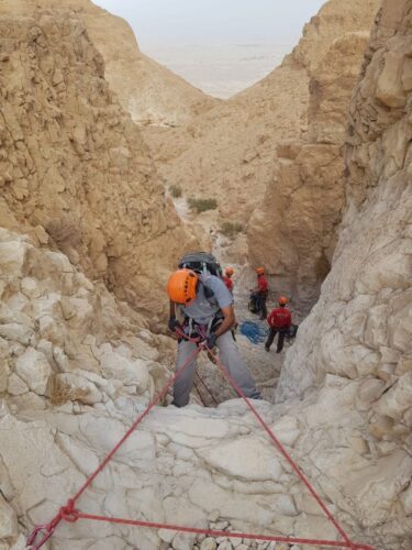 שלושה מטיילים חולצו מנחל סמוך למצדה לאחר שנתקעו במפל בגובה עשרות מטרים