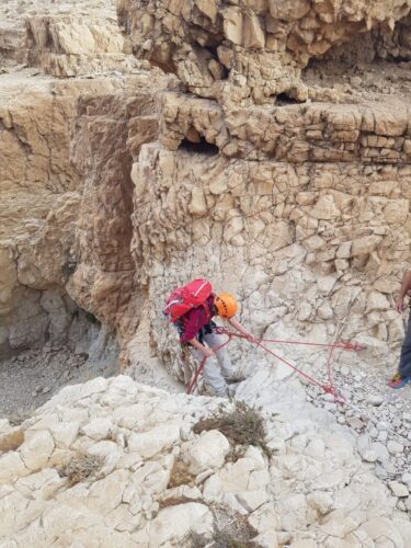 שלושה מטיילים חולצו מנחל סמוך למצדה לאחר שנתקעו במפל בגובה עשרות מטרים