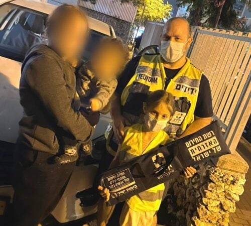 כפר סבא: בן שנה ננעל ברכב וחולץ בשלום על ידי מתנדב ‘ידידים’