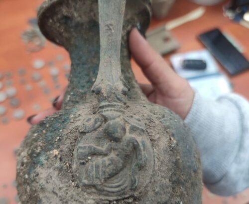 עשרות פריטים ארכיאולוגיים, חלקם מתקופת בר כוכבא, אותרו ברכבם של שלושה חשודים בירושלים