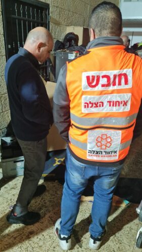 פעולות החייאה בבן 50 שנמחץ ממעלית במהלך עבודתו בבניין מגורים בירושלים