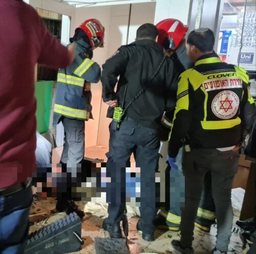 פעולות החייאה בבן 50 שנמחץ ממעלית במהלך עבודתו בבניין מגורים בירושלים