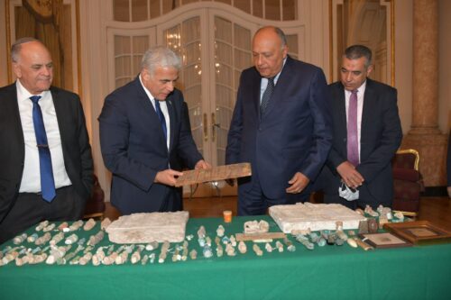 לפיד נפגש עם א- סיסי ומקבילו המצרי – והחזיר פריטים ארכיאולוגיים מצריים