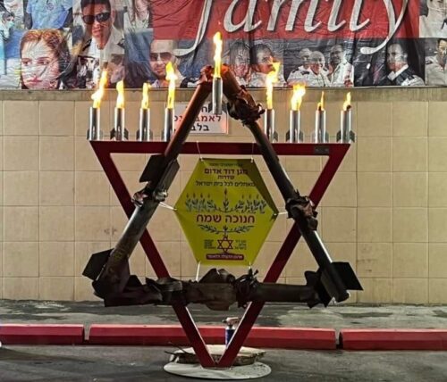 הפצוע שנפגע באורח אנוש בתאונת דרכים הדליק נר חנוכה עם הפראמדיק שהציל את חייו