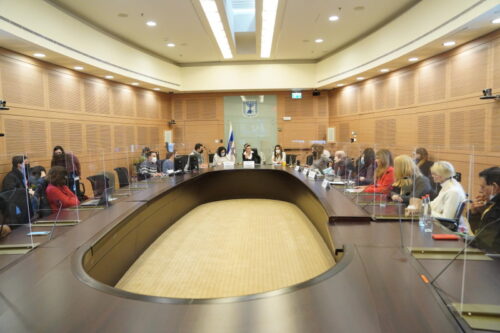 קארין באומן שיתפה בדמעות במהלך דיון בכנסת: "ראיתי חושך, מפחדת לאבד את החיים"