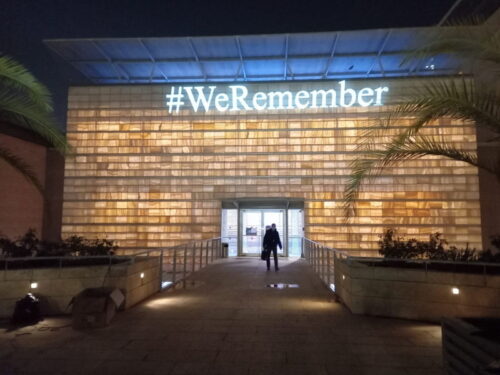 האשטאג #WeRemember: מטה משרד החוץ ונציגויות בעולם יוארו לציון יום השואה הבינלאומי
