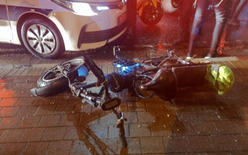רוכב אופניים חשמליים בן 30 נפצע מפגיעת רכב בפתח תקווה, מצבו בינוני