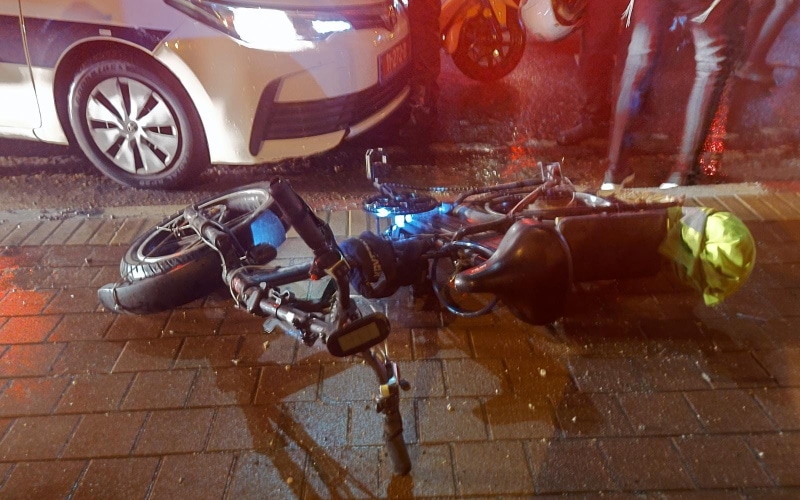 רוכב אופניים חשמליים בן 30 נפצע מפגיעת רכב בפתח תקווה, מצבו בינוני