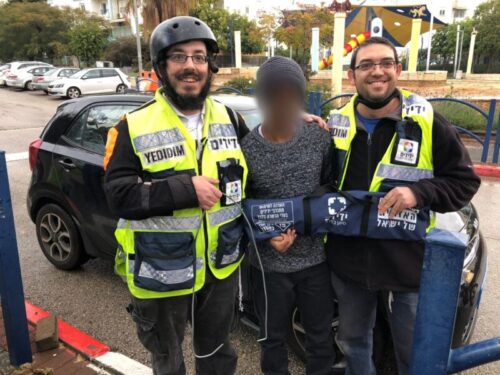 קריית מלאכי: תינוק ננעל בשגגה בתוך רכב וחולץ על ידי מתנדבי 'ידידים'