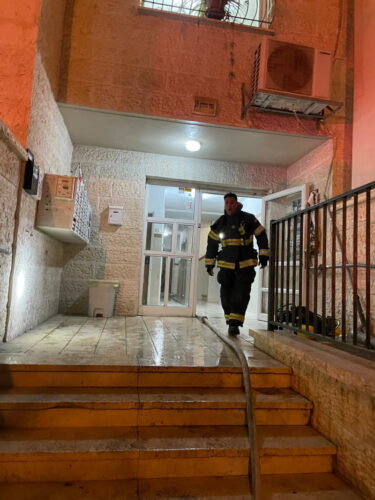 עשרות חולצו משריפה בבית שמש: "עמדו הורים וילדים שזעקו לעזרה"
