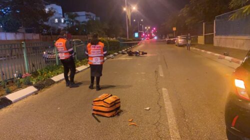 שני רוכבי אופנוע נפצעו קשה וקל מפגיעת רכב בראשון לציון. איחוד הצלה. אמבולנס