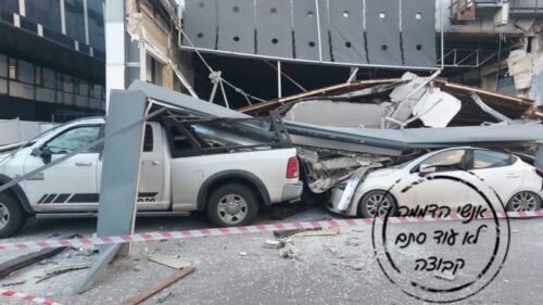 צפו: קיר בניין בהרצליה קרס לרחוב, בנס איש לא נפגע