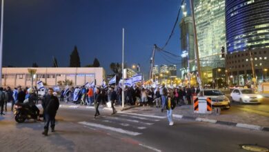 "בנט הביתה": הפגנה בצומת עזריאלי בתל אביב בעקבות גל הטרור