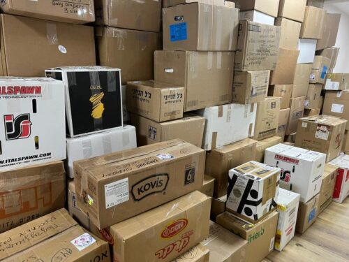 194 ארגזי ענק מלאים באלפי מוצרים נשלחו כסיוע הומניטרי מצפת לאוקראינה