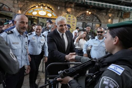 יאיר לפיד הגיע לסיור משטרתי בשער שכם: "זו תקופה מתוחה"