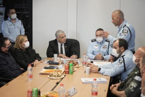 יאיר לפיד הגיע לסיור משטרתי בשער שכם: "זו תקופה מתוחה"